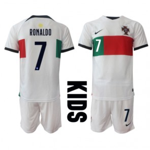 Portugalia Cristiano Ronaldo #7 Koszulka Wyjazdowych Dziecięca MŚ 2022 Krótki Rękaw (+ Krótkie spodenki)